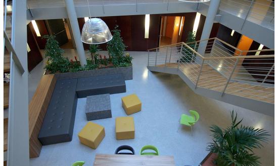 kolpinghaus-brixen-studentenheim-und-mensa-terrazzoboden-grau-i-planung-kerschbaumer-pichler-partner