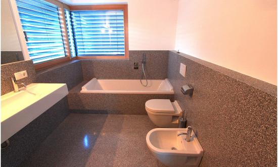 wohnhaus-in-bianco-carrara-suedtirol-i-projektant-thoeni-architektur-und-desing