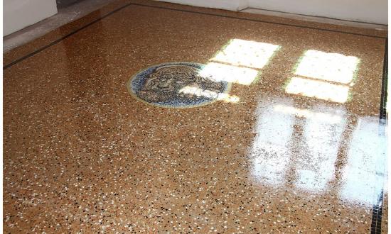 schloss-heidelberg-ist-seit-dem-19-jahrhundert-der-inbegriff-deutscher-romantik-fuer-touristen-aus-der-ganzen-welt-die-beeindruckende-ruine-zieht-jaehrlich-rund-eine-million-besucher-an