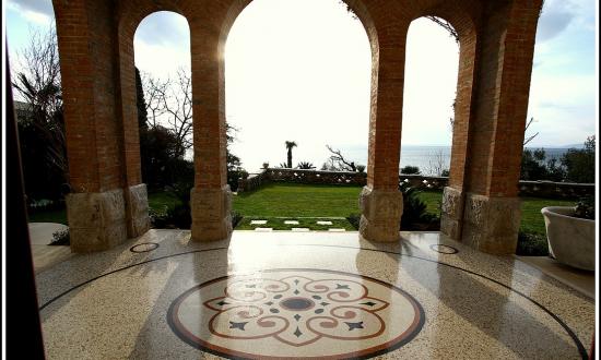 neuverlegung-eines-klassischen-terrazzobodens-in-kroatien