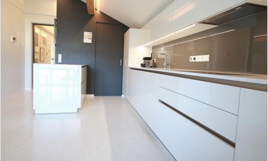 kueche-in-granulat-bianco-carrara-i