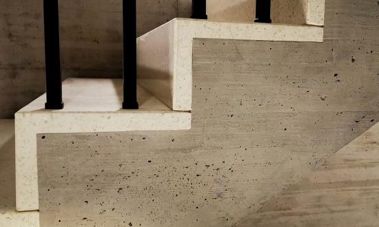 mehrfamilienhaus-f-in-chur-ch-projektverfasser-fanzun-ag-architekten-ingenieure-berater-stiegenhaus-in-bianco-verona-wohnung-geschliffener-sand