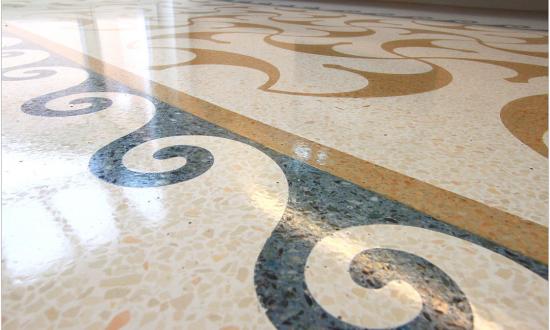 bad-mit-kosmatenmuster-suedtirol-i