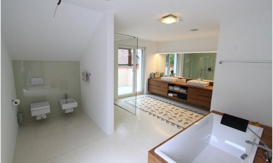 bad-mit-kosmatenmuster-suedtirol-i