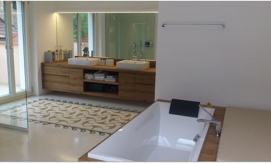 bad-mit-kosmatenmuster-suedtirol-i