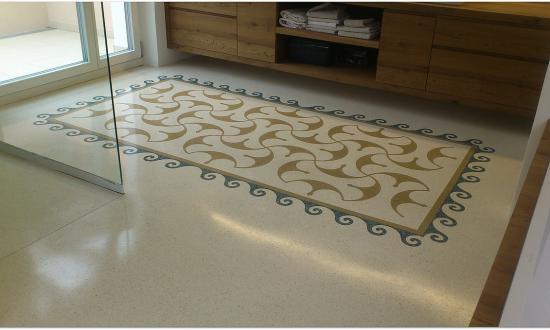 bad-mit-kosmatenmuster-suedtirol-i