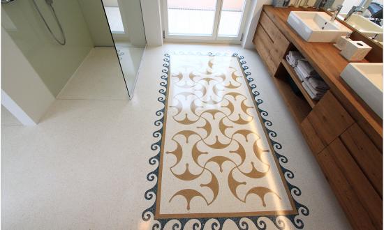 bad-mit-kosmatenmuster-suedtirol-i