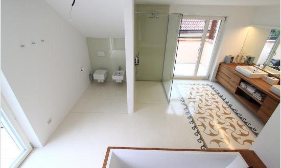 bad-mit-kosmatenmuster-suedtirol-i