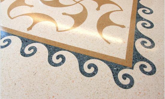 bad-mit-kosmatenmuster-suedtirol-i